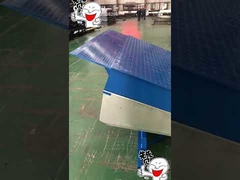 Blauwe dock leveler met uittrekbare lip