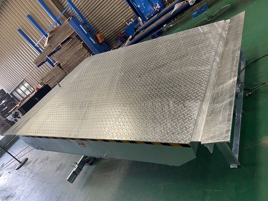 Forklift Loading 6T Hot Dip Galvanized Electric Dock Leveler For Particular Loading Bay Area