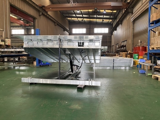 Forklift Loading 6T Hot Dip Galvanized Electric Dock Leveler For Particular Loading Bay Area