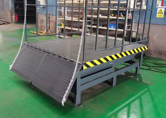 Hydraulisch de Schaarplatform 2000*3000mm van de Doklift 4500KG-Nuttige lading op Pakhuislaadperron